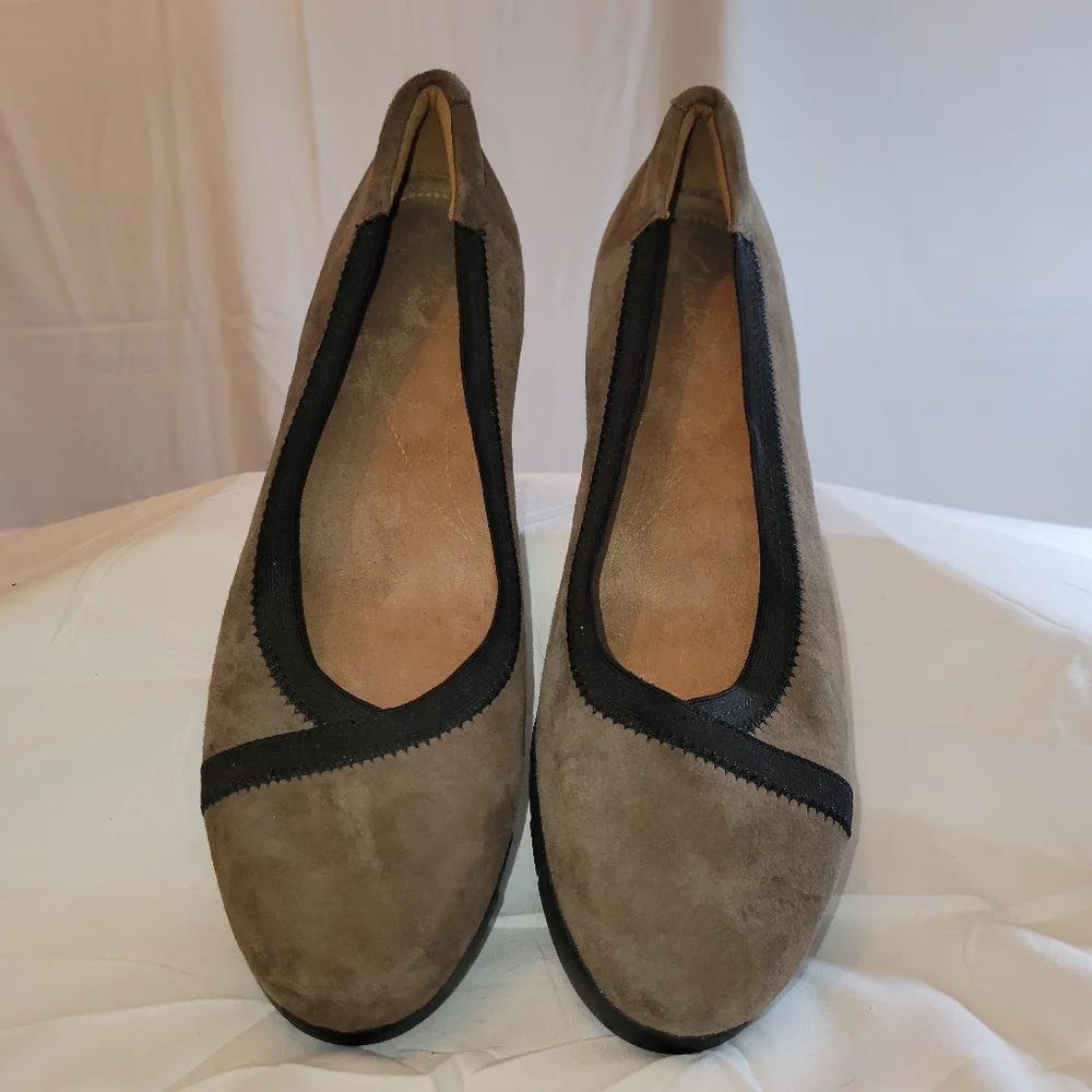 Clarks Daelyn Hill Mushroom Suede Flats NWT